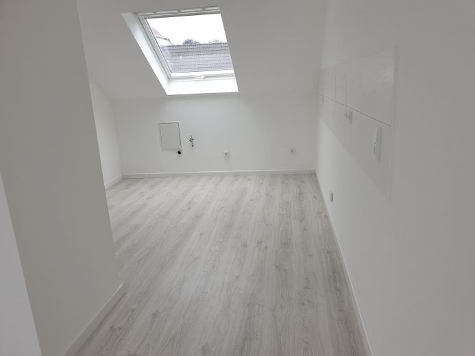 NÄHE BAHNHOF/KAUFLAND,70 m2 DACHGESCHOSS WOHNUNG ZU VERMIETEN,SOFORT FREI – Foto 2