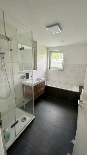 بنتهاوس 6 غرف بتجهيزات عالية الجودة، مركزي + هادئ + مشرق - D-72622 Nürtingen – Bad 2 mit Wanne + Dusche
