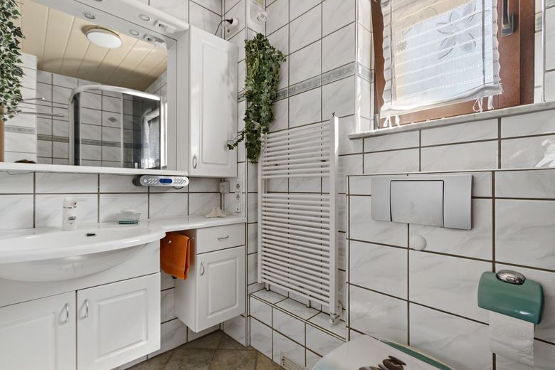Der Lottogewinn unter den Reihenhäusern im Süden von Halle! – Badezimmer OG
