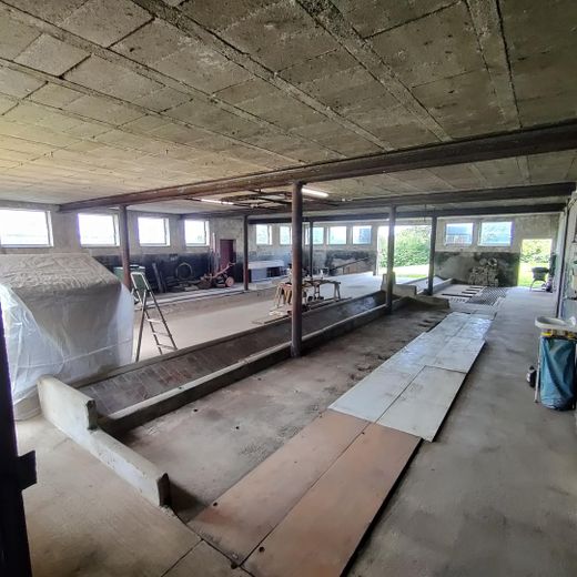 Ehemaliger Bauernhof - 2 Wohnhäuser u. Wirtschaftsgebäude auf großem Grundstück – ehem. Stall Bild 2