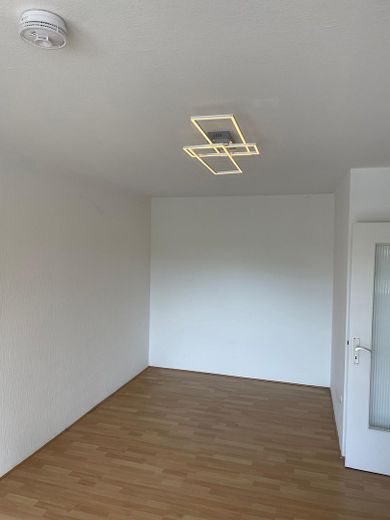 Helle 3-Zimmer-Wohnung mit Balkon in ruhiger und zentraler Lage von Buxtehude – Wohnzimmer