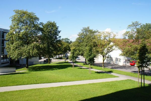 Gepflegte 2 Zimmer Wohnung mit 2 x Balkon zu vermieten