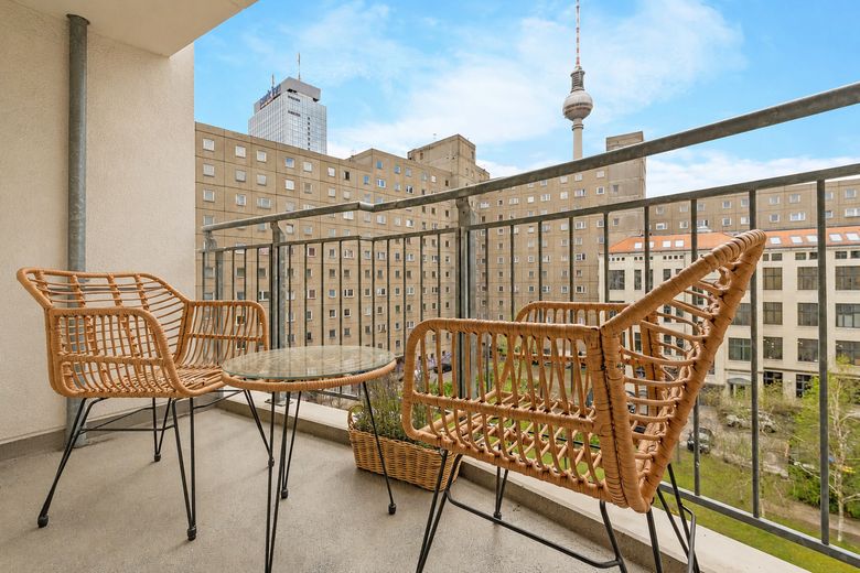 Alexanderplatz: Ruhige, möblierte 2-Zimmer-Neubauwohnung mit Tiefgarage und Doorman-Service – Balkon