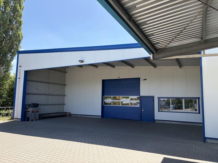 Moderne Lagerhalle 360 m² + 87 m² überdacht | Werneuchen – Überdachte Außenfläche