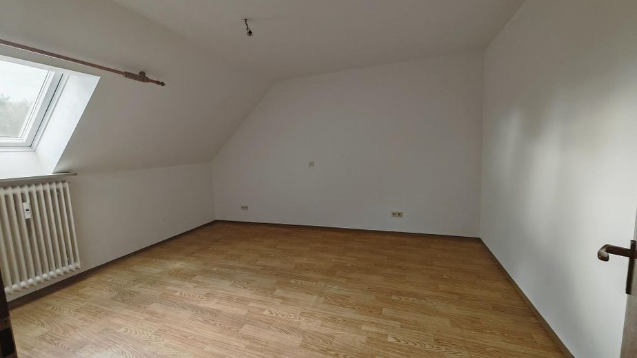 Zentral gelegene 2-Zi-Dachgeschosswohnung Nr. 5 in Oberviechtach – ab sofort frei – Schlafzimmer