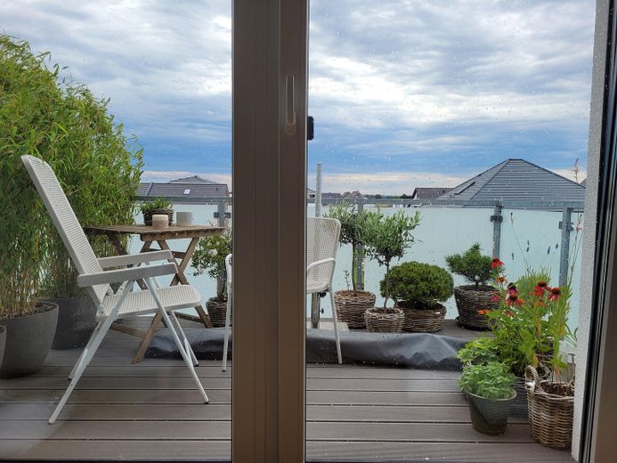 D'dorf çok yakın: 1.295 Euro soğuk kira, balkonlu yeni yapı çatı katı dairesi – Balkon_Sommer