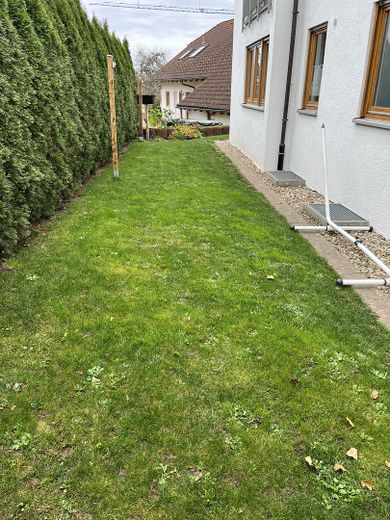 seitlicher Garten entlang Whg
