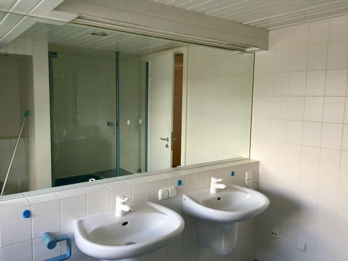 Altstadt-Stadthaus mit Mainblick, Dachterrasse, Mieteinnahmen & Ausbaupotenzial – provisionsfrei – Bad - Wohnung 2.OG