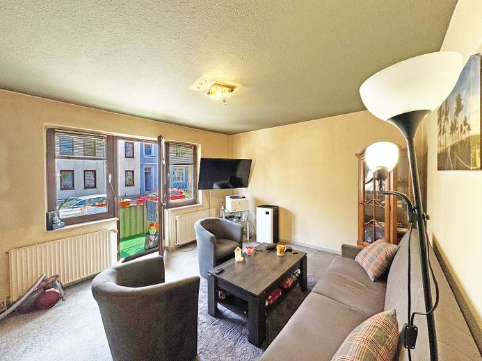 Wohnzimmer mit Fenster und Bal