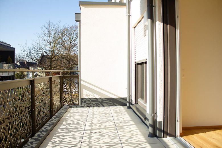 erster großer Balkon überdacht