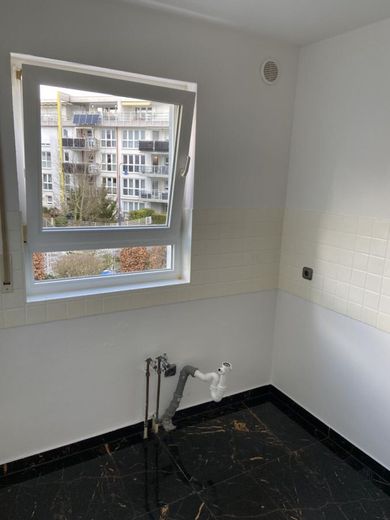 Helle frisch renovierte 3 Zimmer Wohnung in Wiesbaden- Klarenthal zum Vermieten – Küche1