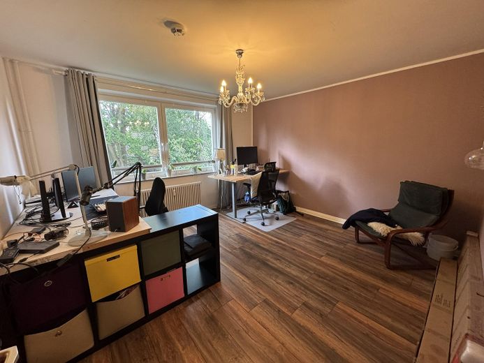 Bahçe kullanımlı ve garaj park yerli, ışık dolu müstakil daire – Büro/Kinderzimmer