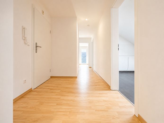 Geschmackvolle 3-Raum-Wohnung mit großem Balkon – Flur