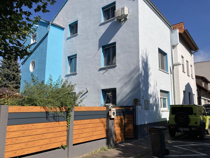 Modernes Wohnjuwel-komfortabel und effizient im Herzen von Offenbach Bürgel – Ansicht Straßenseite