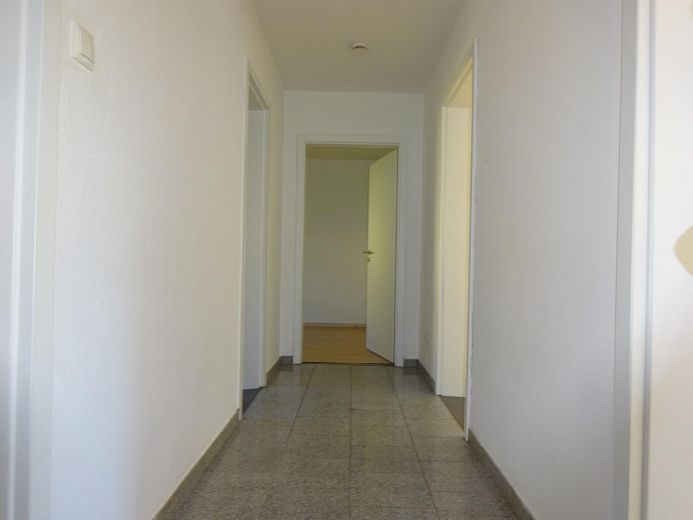 Appartement de 3 pièces avec balcon – Flur