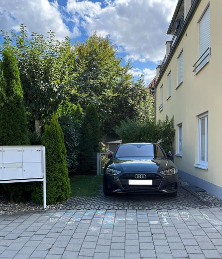 Moderno appartamento al piano terra di 3,5 locali con giardino e seminterrato in posizione TOP a IN-Süd, vicino alla stazione centrale – Außenansicht Haus + Stellplatz