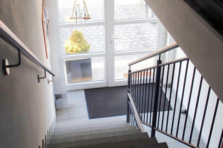 Neues Glück 🏡 Neues Zuhause – Hausinnentreppe