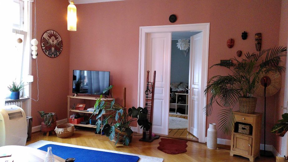 Großzügige Wohnung mit Hinterhof-Terrasse in Bahnhofsnähe – Wohn-Zi., Blick zum Schlaf-Zi.