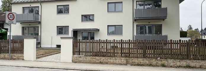 First occupancy after complete renovation: Stylish 3-room apartment with balcony in Munich-Trudering - Unit 1 – Straßenansicht/Eingang