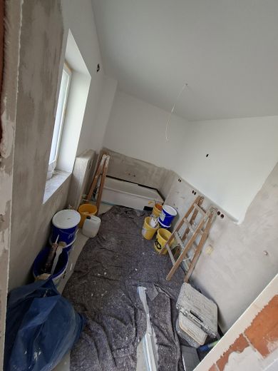 Maisonette Wohnung 71m² + 65m² Souterrain eigene Haustüre Erstbezug 2199€ warm inkl. Küche, Carport – Bad