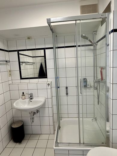 Bezugsfrei in Flingern: 1-Zimmer-Wohnung mit Balkon, Keller und Tiefgarage – Bad