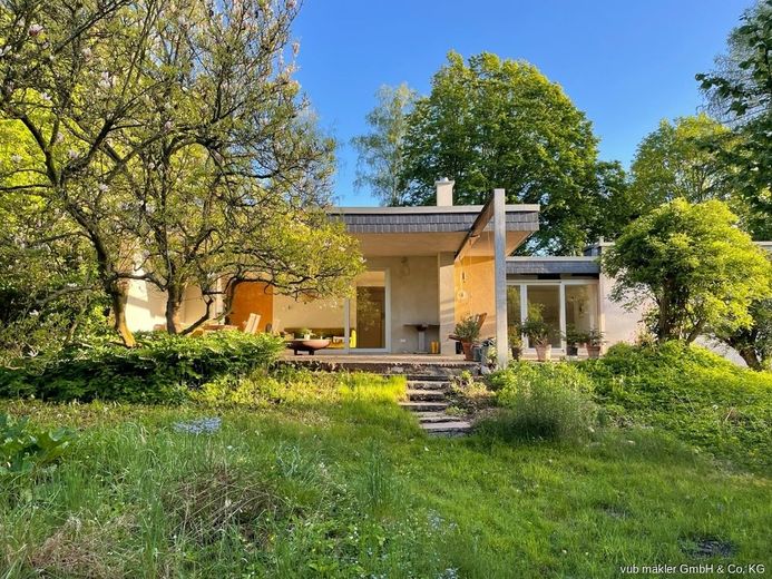 Rarität im Fichtelgebirge: Kernsanierter Bauhaus-Bungalow mit 163m² auf 7.500 m² Parkgrundstück – 02_Aussenansicht-Gartenseite-Wiese