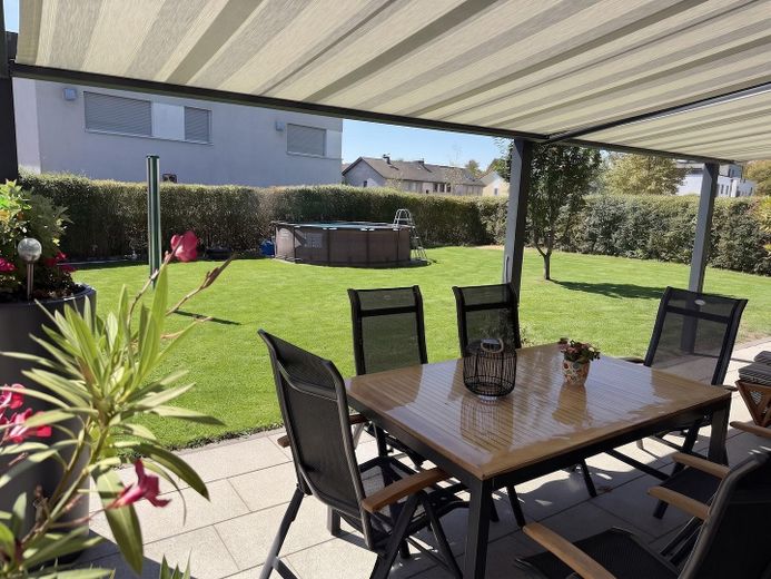 Modernes Massivhaus in ruhiger Neubausiedlung: Südausrichtung, Terrassendach, Sauna & 9m-Garage – Garten von der Terrasse