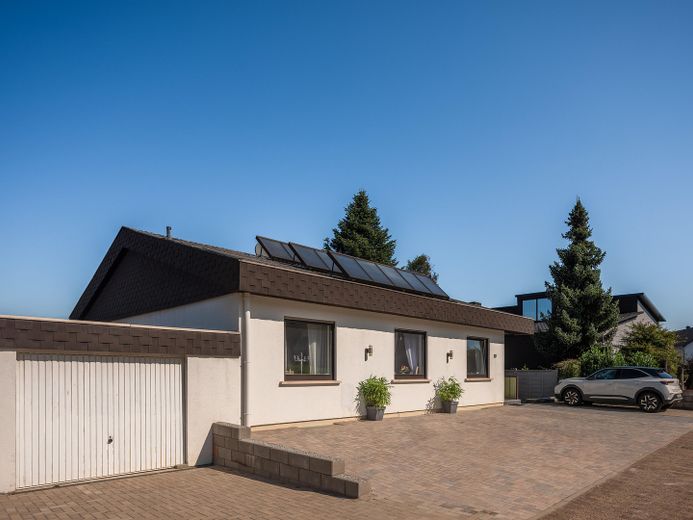 Exklusiver freistehender Bungalow mit Einliegerwohnung, Fernblick, Doppelgarage & großem Garten – Foto 39