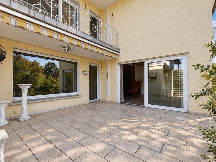 >700 m² “Daha güzeli olamaz!” konumunda, korunabilecek veya yeniden tasarlanabilecek büyük evle – Terrasse und Balkon
