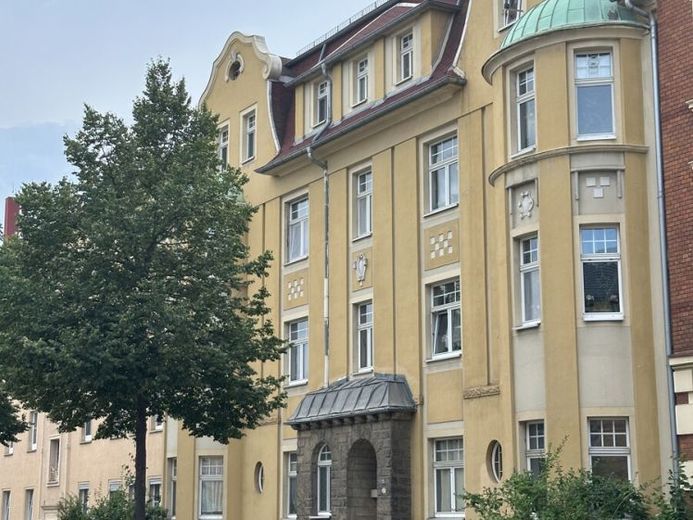 Traumhaft schöne 3-Raumwohnung mit neuem Bad, EBK und Kaminanschluss in einer Jugendstil-Villa – Foto 1