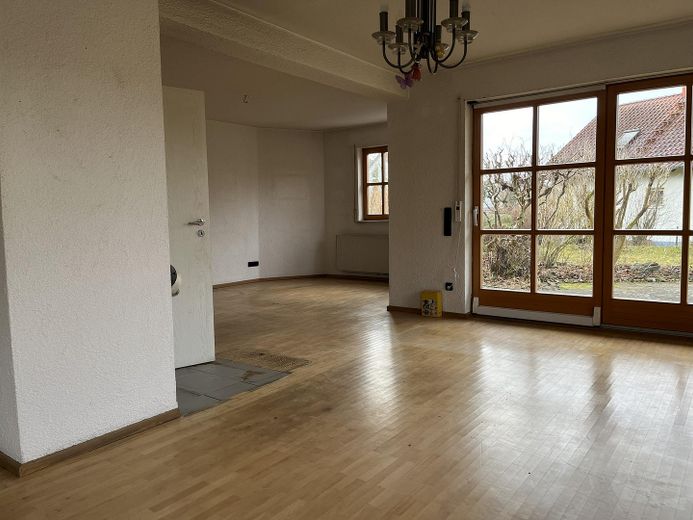 Maison jumelée adaptée aux familles avec jardin, sauna, studio et sous-sol à Stegaurach – Wohnzimmer