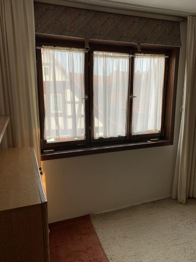 Holzfenster im Schlafzimmer