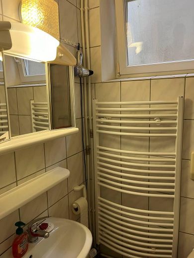 Modern Apartment mit Küche und Möbel in beste Lage – Bad