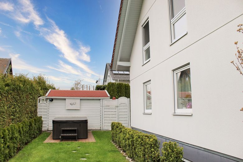 Commission-free detached house on the outskirts with a dream garden! – Außenansicht Bild 3