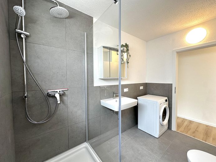 WG-Zimmer in Frankfurt-Bonames - 5er-WG mit 2 Bädern – Bad 1 mit Waschmaschine