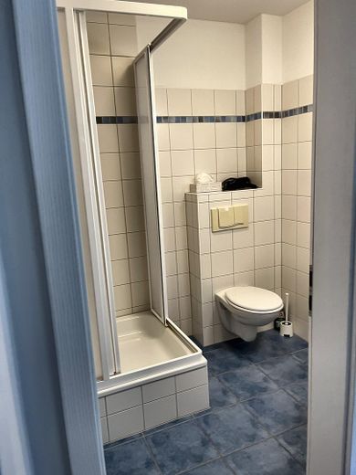 DHH-Juwel 90 qm mit Ostsee-Blick und Naturstrand – Gästebad unten mit Dusche