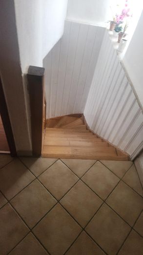 3 Zimmer Wohnung im OG mit Balkon – Treppenhaus zur Wohnung