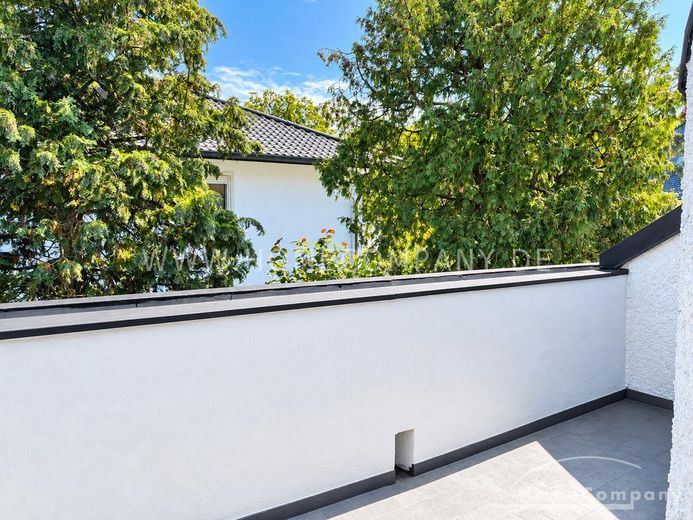 Freistehendes Architektenhaus mit großem Garten – d6afdb1f7cab9af25b8f4449a70bdb83f45b7470.jpg