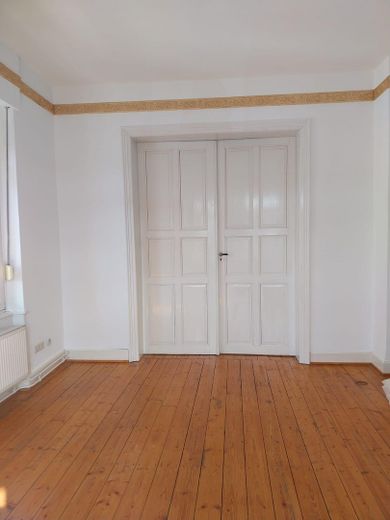 Helle 3,5-Zimmer-Wohnung (96 qm) mit Südbalkon, Garage, saniertem Bad – Wohnzimmer