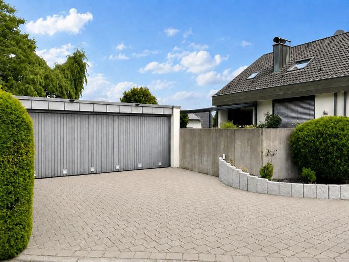 Modernisiertes Zweifamilienhaus mit zusätzlichem Wohnbereich – Doppelgarage