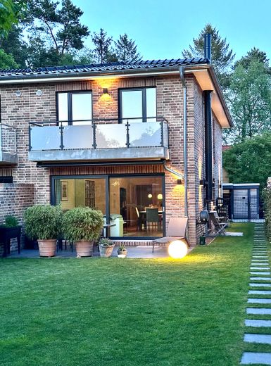 Energieeffizienzklasse A+: Exklusive DHH in bester Lage von Duvenstedt – Provisionsfrei – Abendstimmung Garten