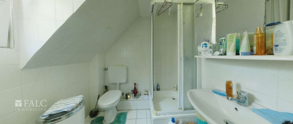 Sanierungsobjekt mit Charme - Großes Grundstück, Ausbaureserve &amp; Top-Lage – Badezimmer OG