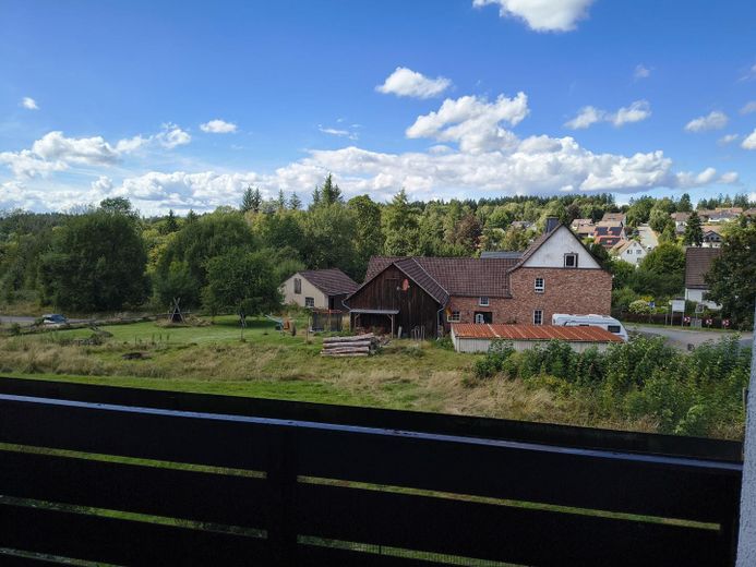 Appartement en copropriété solide de 2 pièces avec loggia et vue imprenable dans un emplacement calme – Blick von der Loggia 1