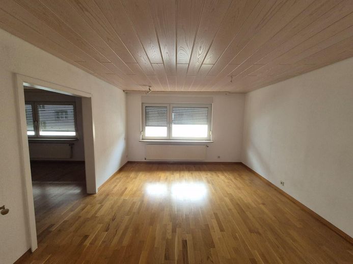 Exklusive 4-Zimmer-Wohnung mit EBK und Stellplatz in Stuttgart – Zimmer 1