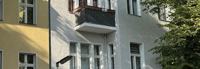 Gerenoveerde woning in een oud gebouw - 3 kamers met balkon en inbouwkeuken