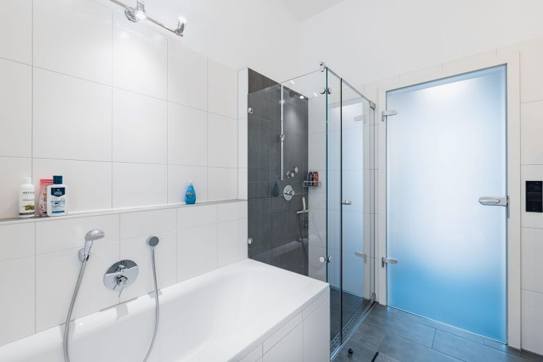 Freistehendes Einfamilienhaus bezugsfertig in unverbaubarer Südlage - Preis VB – Badezimmer EG
