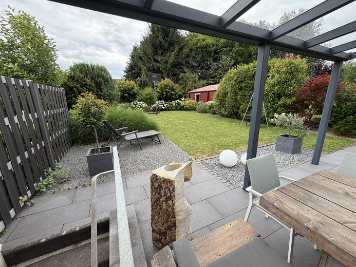 Hochwertige Doppelhaushälfte im Herzen von Elverdissen – Terrasse + Garten