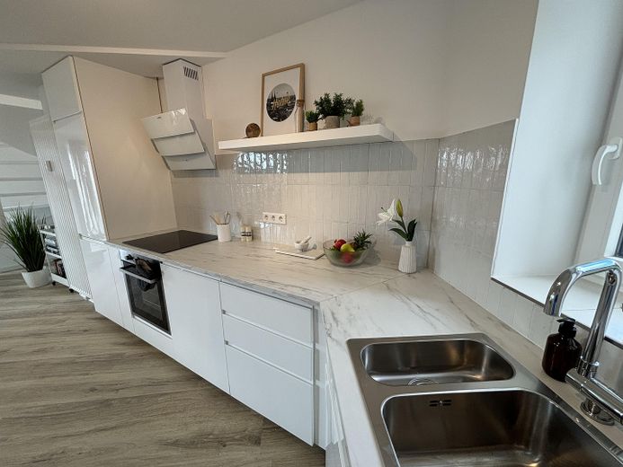 Vollmöblierte 2,5-Zimmer-Maisonette mit Tageslichtbad & Kellerraum - Neubau 2024 in Köln Mülheim! – Küche