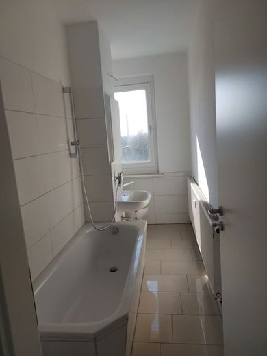 Sehr schöne neu sanierte 3-R-Wohnung. ca.58,20 m² im EG zu vermieten. – Bad