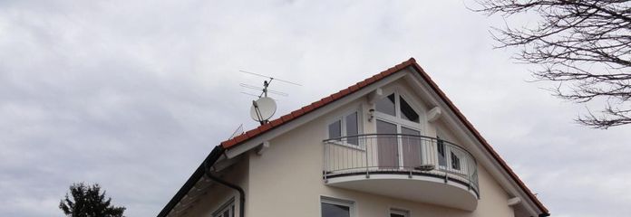Herrlich geschnittene 2 Zimmerwohnung mit 2 Balkonen – Frontansicht des Hauses